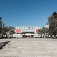 fotografia da Fachada principal do CCB, a partir da praça do império, com a escadaria e árvores