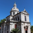 fotografia da fachada principal da igreja da memória, com a sua cúlpula, e entrada frontal