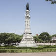 fotografia da estátua de Afonso de Albuquerque, com coluna e respetivo jardim, como fundo palácio da belém