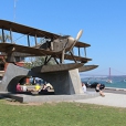 fotografia lateral ao monumento sacadura cabral, que é uma réplica do hidroavião que fez a primeira travesia do Atlântico sul