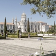 fotografia do mosteiros dos jerónimos, tirada a partir da praça do império, com a sua fonte luminosa e arvoredo