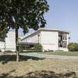 fotografia do museu nacional de etnologia, a sua entrada principal rodeada de jardim