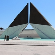 Fotografia ao monumento dos combatentes, com dois militares 