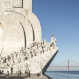 fotografia do padrão dos descobrimentos, parte inferior com vista pra o rio tejo e ponte 25 de abril