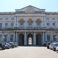 Fotografia da entrada principal do Palácio nacional da ajuda, com prespetiva para o pátio