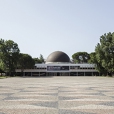 fotografia do planetário, com a sua grande praça ladeada por árvores