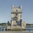 Fotografia da torre de belém, uma das suas fachadas principais com o tejo e a margem sul atrás